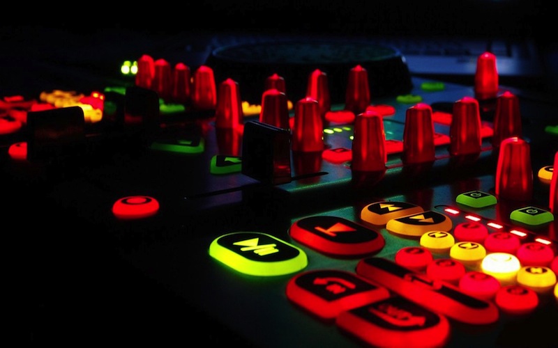 ¿Cuáles son los 4 mejores controladores para DJ por menos de 100 euros a Junio de 2013?