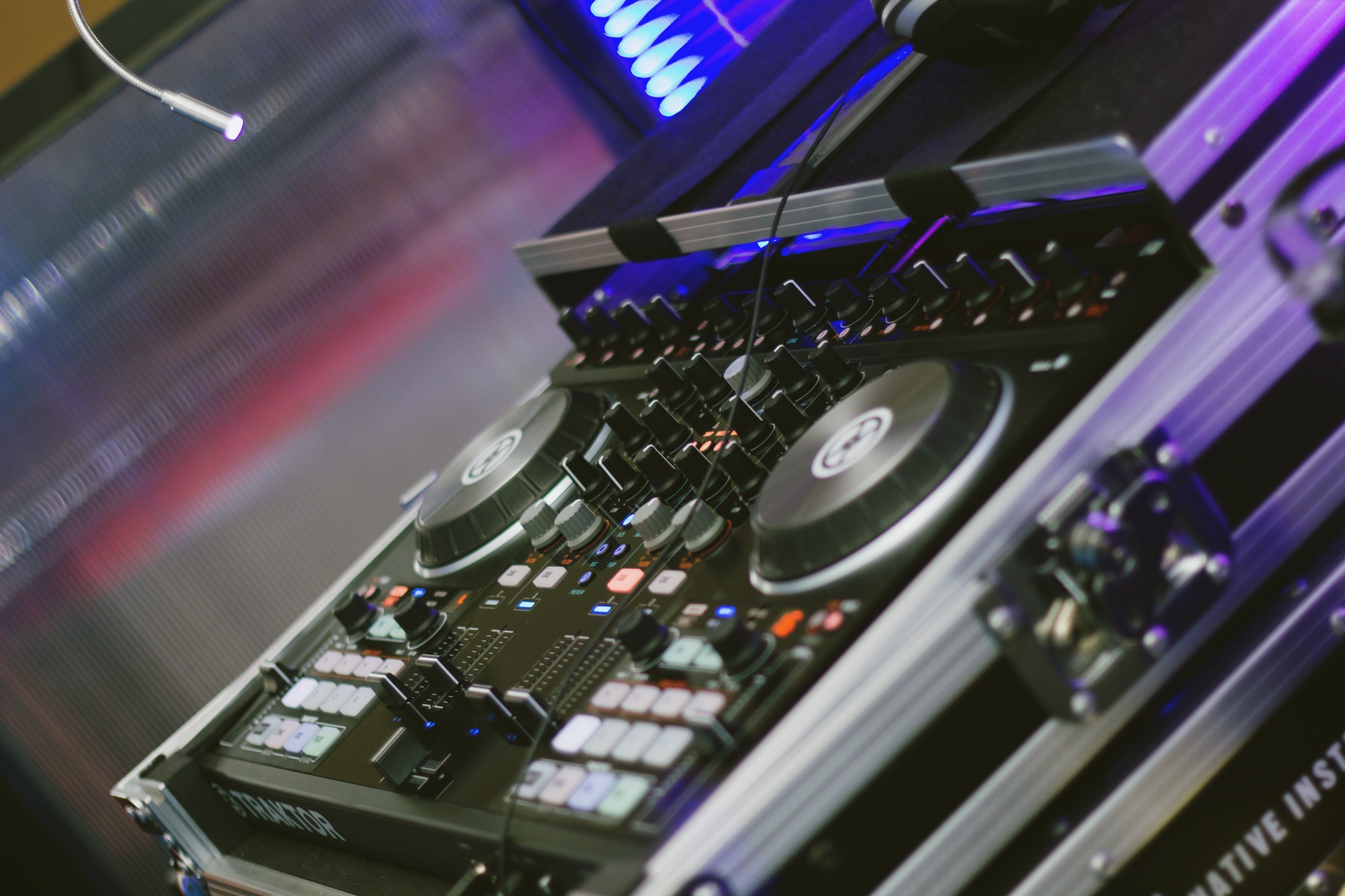 ¿Por qué no deberías pinchar con controladores para DJ en grandes eventos?