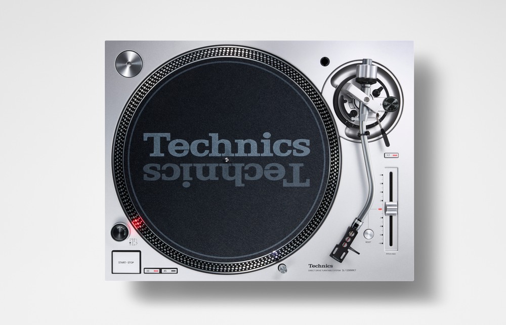 Technics SL-1200MK7 se venderá en color plata